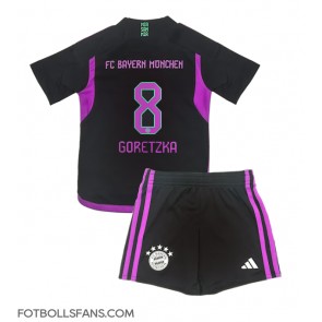 Bayern Munich Leon Goretzka #8 Replika Bortatröja Barn 2023-24 Kortärmad (+ Korta byxor)